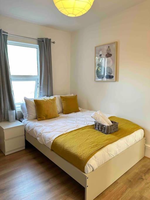 2 Bed Apt Sofa Bed Up To 6 Лондон Экстерьер фото