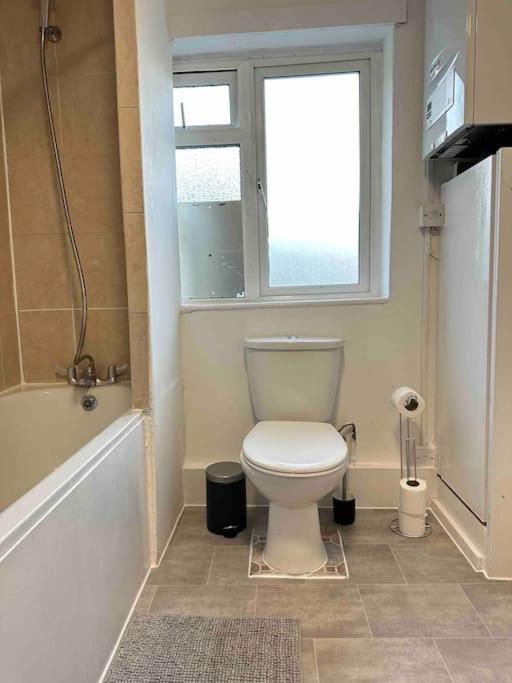 2 Bed Apt Sofa Bed Up To 6 Лондон Экстерьер фото