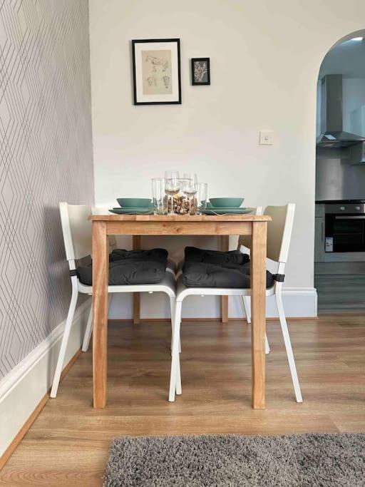 2 Bed Apt Sofa Bed Up To 6 Лондон Экстерьер фото