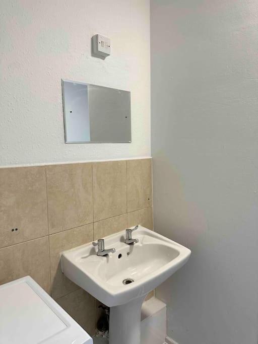 2 Bed Apt Sofa Bed Up To 6 Лондон Экстерьер фото