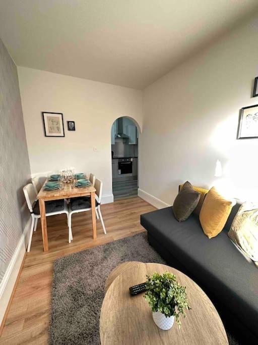 2 Bed Apt Sofa Bed Up To 6 Лондон Экстерьер фото
