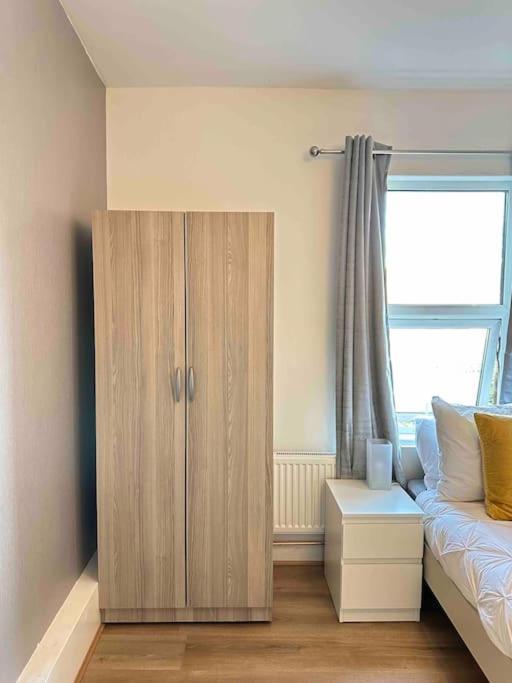 2 Bed Apt Sofa Bed Up To 6 Лондон Экстерьер фото