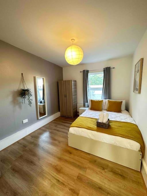 2 Bed Apt Sofa Bed Up To 6 Лондон Экстерьер фото